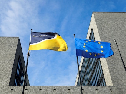 أعلام الاتحاد الأوروبي و"اليوروبول" أمام مقر الأخير في لاهاي- 12 ديسمبر 2019 - REUTERS
