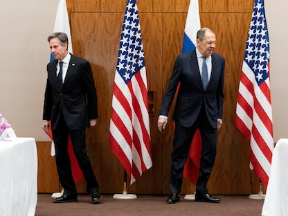  وزير الخارجية الروسي سيرجي لافروف ونظيره الأميركي أنتوني بلينكن في جنيف - 21 يناير 2022 - REUTERS