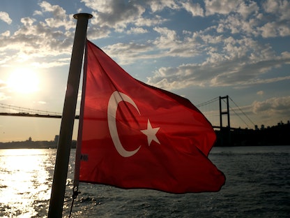 العلم التركي يرفرف على ضفة البوسفور في إسطنبول - REUTERS