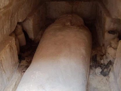تابوت مصنوع من الحجر الجيري على هيئة سيدة يعود للعصر الصاوي  - وزارة السياحة والآثار المصرية