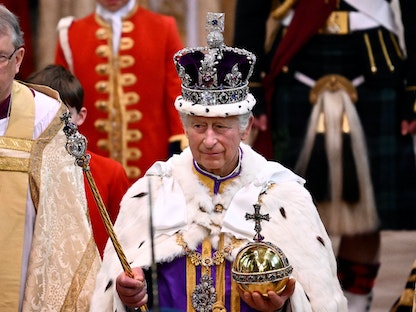الملك تشارلز الثالث يرتدي تاج العرش عقب تتويجه في كنيسة وستمنستر بالعاصمة البريطانية لندن. 6 مايو 2023 - REUTERS