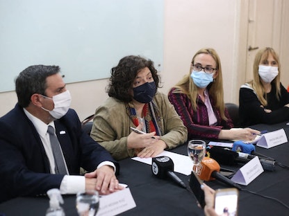 مؤتمر صحافي لوزيرة الصحة الأرجنتينية كارلا فيزوتي وممثلة هيئة الصحة القومية في الأرجنتين جاين لوبيس، ووزير الصحة الإقليمي لويس مدينا – توكومان (شمال غربي الأرجنتين) – 3 سبتمبر 2022 - AFP