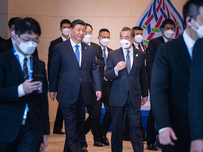 الرئيس الصيني شي جين بينج ووزير الخارجية الصيني وانج يي خلال قمة "أباك" في بانكوك -19 نوفمبر 2022 - AFP