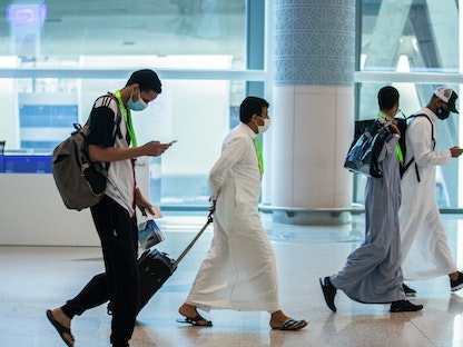 مسافرون في مطار الملك عبد العزيز الدولي في مدينة جدة - AFP