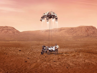 صورة توضيحية  للمركبة "برسفيرانس روفر" التي تم إنزالها إلى سطح المريخ بواسطة مركبة هبوط "رافعة السماء" التي تعمل بالطاقة النفاثة. - REUTERS