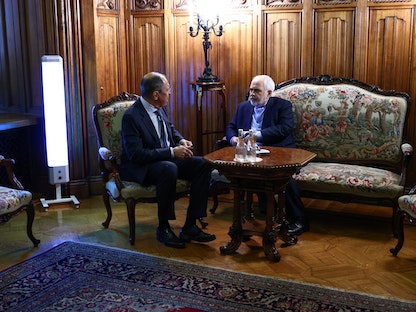 وزير الخارجية الروسي سيرغي لافروف ووزير الخارجية الإيراني محمد جواد ظريف خلال اجتماع في موسكو، 26 يناير 2021 - via REUTERS