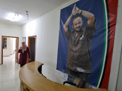 صورة للقيادي في حركة فتح مروان البرغوثي المحتجز لدى إسرائيل منذ ما يقرب من عقدين - AFP