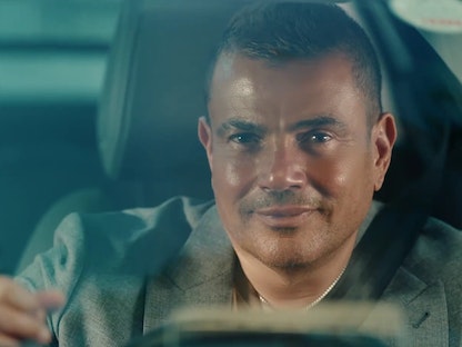 المطرب المصري عمرو دياب داخل سيارة خلال إعلان تجاري - Screengrab