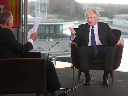 رئيس الوزراء البريطاني بوريس جونسون خلال مقابلة مع شبكة "بي بي سي" - مانشستر- 3 أكتوبر 2021 - REUTERS