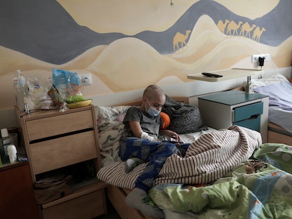 مريض على سريره في عيادة الأورام بمركز طب الأطفال الغربي الأوكراني التخصصي في لفيف بأوكرانيا. 9 مارس 2022 - REUTERS