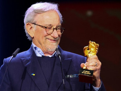 المخرج ستيفن سبيلبرج يُقبّل جائزة "إنجاز العمر" في الدورة 73 لمهرجان برلين السينمائي الدولي في ألمانيا. 21 فبراير 2023 - REUTERS