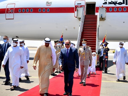 الرئيس المصري عبد الفتاح السيسي يستقبل الشيخ محمد بن زايد آل نهيان رئيس دولة الامارات العربية المتحدة في مطار العلمين على الساحل الشمالي مصر - 21 أغسطس 2022 - facebook/Egy.Pres.Spokesman