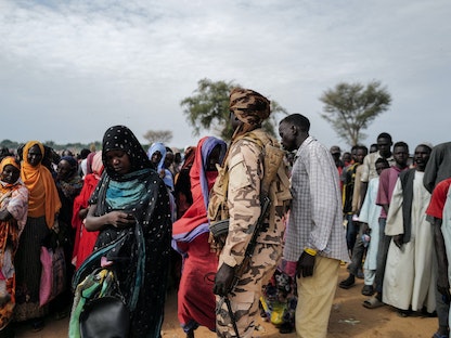 لاجئون سودانيون فروا من العنف يصطفون لتلقي حصص غذائية من برنامج الغذاء العالمي في تشاد- 20 يوليو 2023 - REUTERS