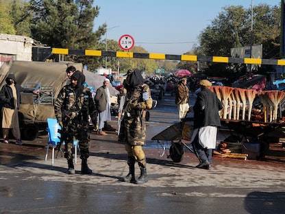 مسلحون من حركة "طالبان" عند نقطة تفتيش في كابول - 5 نوفمبر 2021 - REUTERS