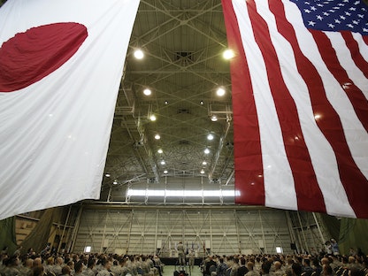 علما اليابان والولايات المتحدة في قاعدة يوكوتا الجوية في طوكيو- 25 أبريل 2013 - REUTERS