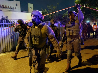 القوات الإسرائيلية في موقع هجوم أودى بحياة 3 أشخاص في إلعاد بالقرب من تل أبيب - 5 مايو 2022  - AFP