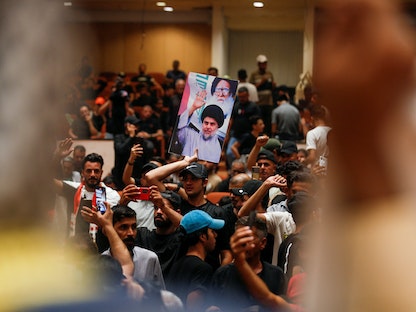 أنصار الزعيم الصدري العراقي مقتدى الصدر خلال اعتصام في مبنى البرلمان بالعاصمة بغداد- 4 أغسطس 2022 - REUTERS