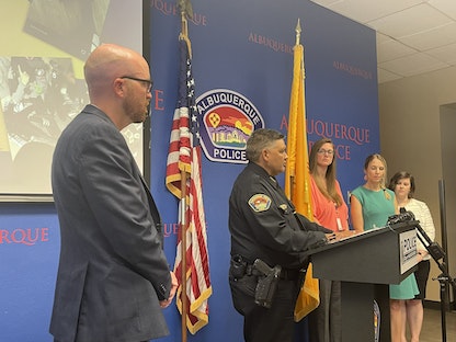 هارولد ميدينا قائد شرطة البوكيرك أكبر مدن ولاية نيو مكسيكو يتحدث للصحافيين - Albuquerque Police Department