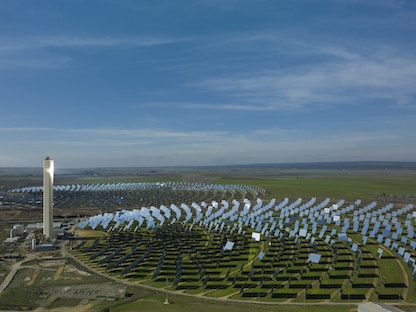 صورة من الأعلى لبرج الطاقة الشمسية في محطة Atlantica Yield للطاقة الشمسية - سانلوكار لا مايور، إسبانيا - 23 ديسمبر 2022 - AFP