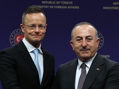 وزير الخارجية التركي مولود جاويش أوغلو (إلى اليمين) ووزير الخارجية المجري بيتر سيارتو في أنقرة. 27 فبراير 2023 - AFP