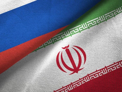 صورة تعبيرية تدمج العلم الروسي بالعلم الإيراني.  - Getty Images