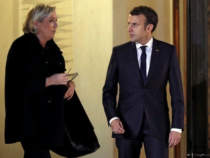 الرئيس الفرنسي إيمانويل ماكرون وزعيمة اليمين المتطرف مارين لوبان بعد اجتماع في قصر الإليزيه بالعاصمة باريس- 21 نوفمبر 2017 - REUTERS