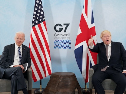 رئيس الوزراء البريطاني بوريس جونسون (يمين) خلال لقائه الرئيس الأميركي جو بايدن عشية قمة "مجموعة السبع" المنعقدة في لندن - 10 يونيو 2020 - REUTERS