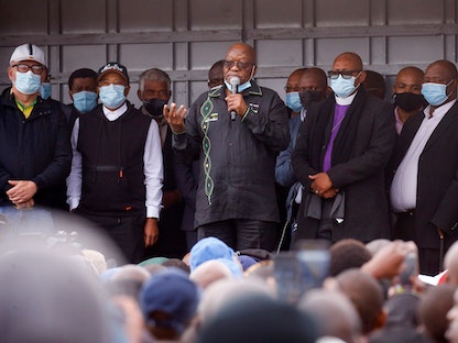 رئيس جنوب إفريقيا السابق جاكوب زوما يتحدث لمؤيديه في تجمع أمام منزله -4 يوليو2021. - REUTERS
