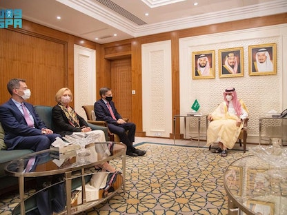 وزير الخارجية السعودي الأمير فيصل بن فرحان يستقبل مستشار وزارة الخارجية الأميركية ديريك شوليت والوفد المرافق له - واس