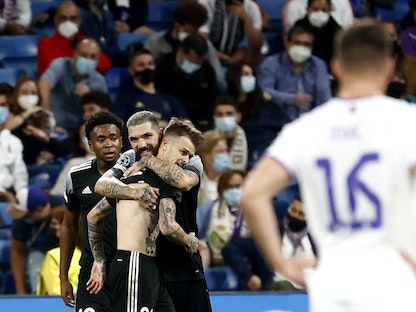 لاعب شريف تيراسبول سيباستيان تيل يحتفل مع زملائه بعد تسجيله هدف الفوز على ريال مدريد - REUTERS