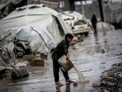 الأمطار والبرد القارص يعصفان بالفلسطينيين النازحين في خيام غزة