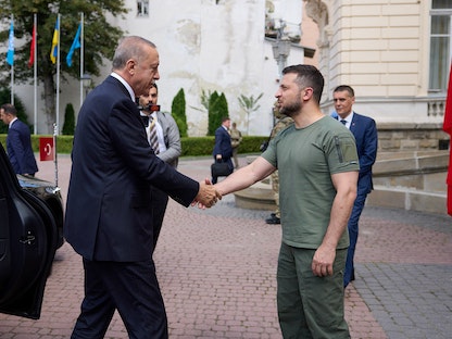 الرئيس التركي رجب طيب أردوغان ونظيره الأوكراني فولوديمير زيلينسكي في لفيف. 18 أغسطس 2022. - REUTERS