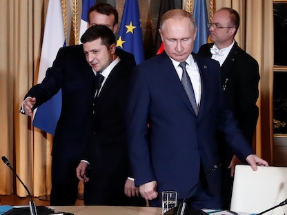 الرئيس الروسي فلاديمير بوتين ونظيره الأوكراني فولوديمير زيلينسكي خلال قمة حول النزاع في أوكرانيا استضافتها باريس- 9 ديسمبر 2019 - REUTERS