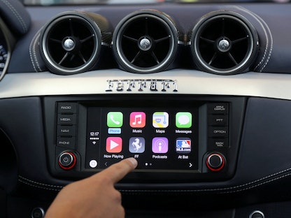 واجهة استخدام نظام Apple CarPlay المحدثة - REUTERS