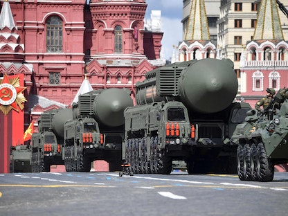قاذفات صواريخ باليستية عابرة للقارات من طراز "يارس" الروسية خلال استعراض عسكري في ذكرى يوم النصر، موسكو، 9 مايو 2022. - AFP