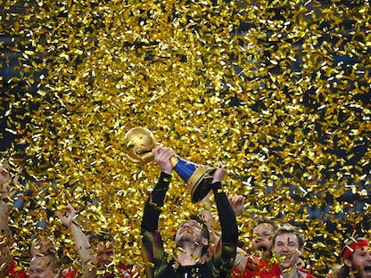 حارس الدنمارك نيكلاس لاندين ياكوبسن يرفع كأس البطولة - AFP