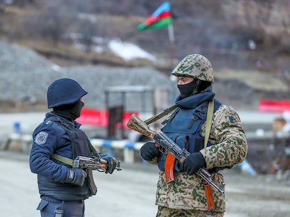 جنديان أذربيجانيان يتحدثان أثناء حراستهما في مدينة كالبجار في إقليم ناجورنو قره باغ 21 ديسمبر 2020 - REUTERS