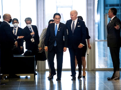 الرئيس الأميركي جو بايدن ورئيس الوزراء الياباني فوميو كيشيدا خلال مشاركتهما في قمة مجموعة الـ7 في بروكسل- 24 مارس 2022 - REUTERS