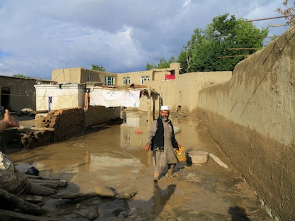 أفغاني يحاول إزالة آثار الدمار الذي خلفته فيضانات بمنزله في منطقة خوشي بأفغانستان. 21 أغسطس 2022 - REUTERS