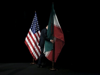 العلمان الإيراني والأميركي في "مركز فيينا الدولي" خلال محادثات برنامج طهران النووي بالعاصمة النمساوية. 14 يوليو 2015 - REUTERS