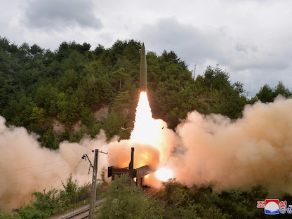 جانب من إطلاق صاروخ باليستي لنظام صاروخي جديد محمول على عربات سكك حديدية في كوريا الشمالية - 16 سبتمبر 2021 - via REUTERS
