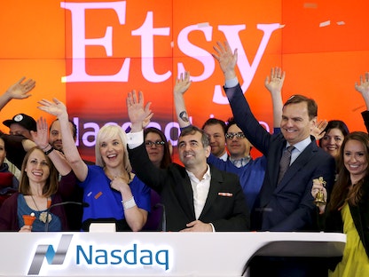 إدارة شركة Etsy خلال احتفالها باكتتابها العام في بورصة ناسداك - REUTERS