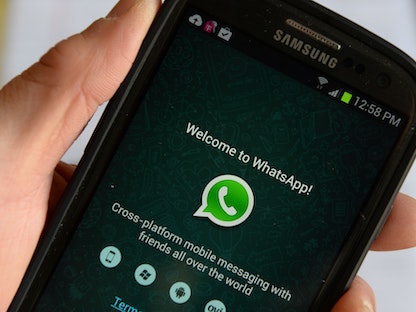 شعار تطبيق "واتساب" على هاتف ذكي - AFP