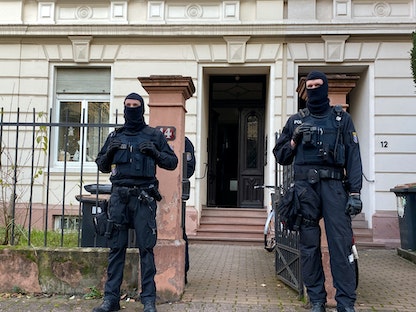 قوات مكافحة الإرهاب في ألمانيا خلال حملة لمداهمة أعضاء شبكة "يمينة نازية" كانت تخطط لاقتحام مقر البرلمان. 7 ديسمبر 2022 - REUTERS