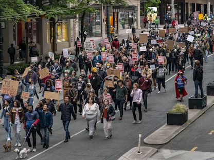 متظاهرون يحتجون ضد مشروع قرار للمحكمة العليا الأميركية يُقيِّد الإجهاض في الولايات المتحدة، كاليفورنيا– 3 مايو 2022 - AFP