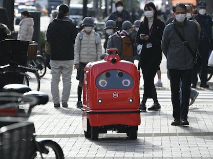 روبوت طورته شركة يابانية يسير في أحد شوارع العاصمة طوكيو. 18 يناير 2023 - AFP
