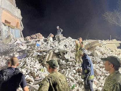 عملية إنقاذ في مبنى سكني استهدفته روسيا في منطقة تشاسيف يار بأوكرانيا- 10 يوليو 2022.  - via REUTERS