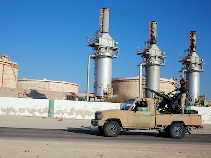 قوات ليبية موالية للمشير خليفة حفتر أمام محطة نفط الزويتينة غرب بنغازي -ليبيا - 14 سبتمبر 2016 - REUTERS