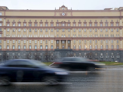 سيارات تمر بالقرب من المقر الرئيسي لجهاز الأمن الفيدرالي (FSB) في وسط موسكو. 2015 - REUTERS