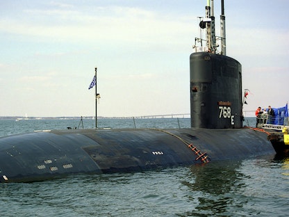 غواصة هجومية أميركية تعمل بالطاقة النووية ترسو قبالة الأكاديمية البحرية الأميركية في أنابوليس بولاية ماريلاند - 25 مارس 1999 - Reuters